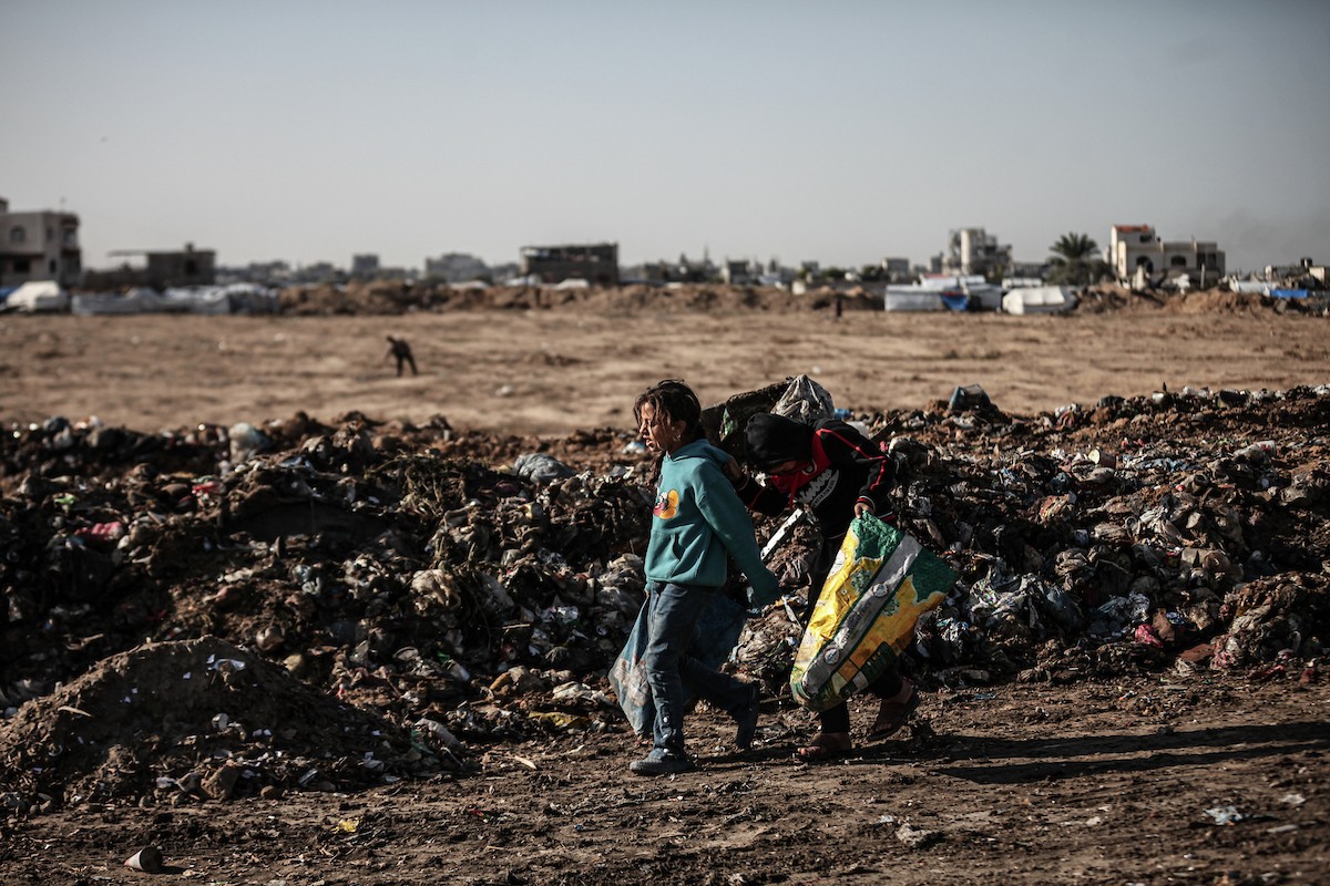 يبحث أطفال فلسطينيون في مخيم المغازي للاجئين يوميًا بين الأنقاض والقمامة عن بقايا الطعام وقطع الكرتون والبلاستيك والخشب لمساعدة عائلاتهم في الطهي في ظل انقطاع غاز الطهي عن غزة لفترة طويلة بسبب الحرب (12).jpg