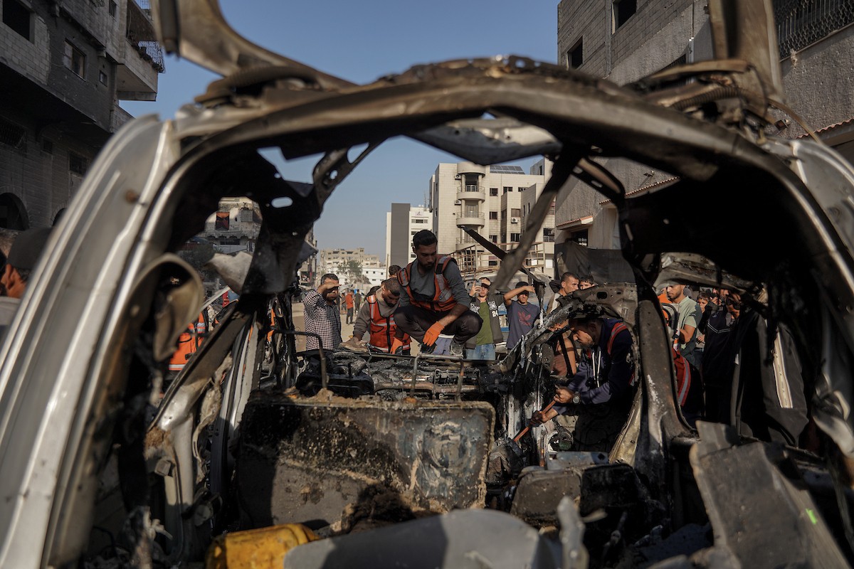 فلسطينيون وفرق الدفاع المدني ينتشلون ضحايا سقطوا في غارات جو (17).jpg