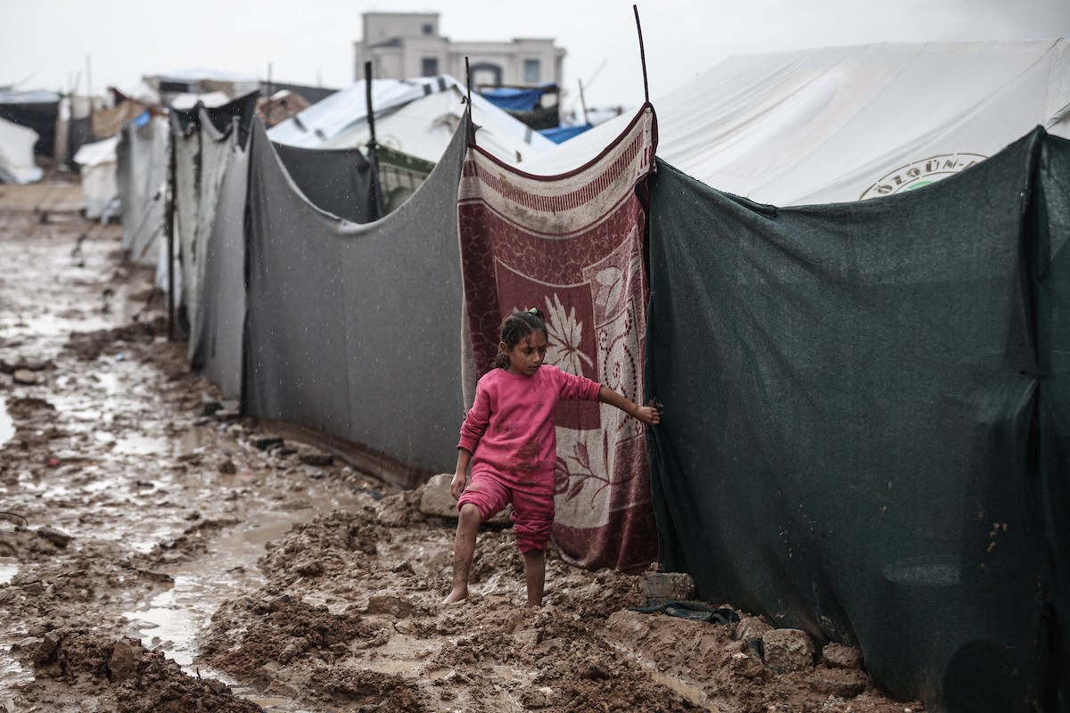 أغرقت الأمطار الغزيرة العديد من خيام النازحين الفلسطينيين في مخيم البريج، وسط قطاع غزة، في 25 نوفمبرتشرين ا (2).jpg