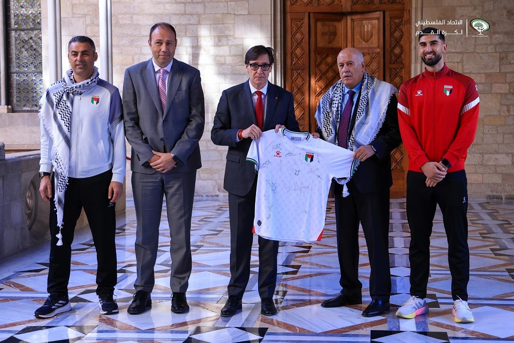 رئيس إقليم كتالونيا يستقبل وفدا من بعثة المنتخب الوطني برئاسة الفريق الرجوب.jpeg