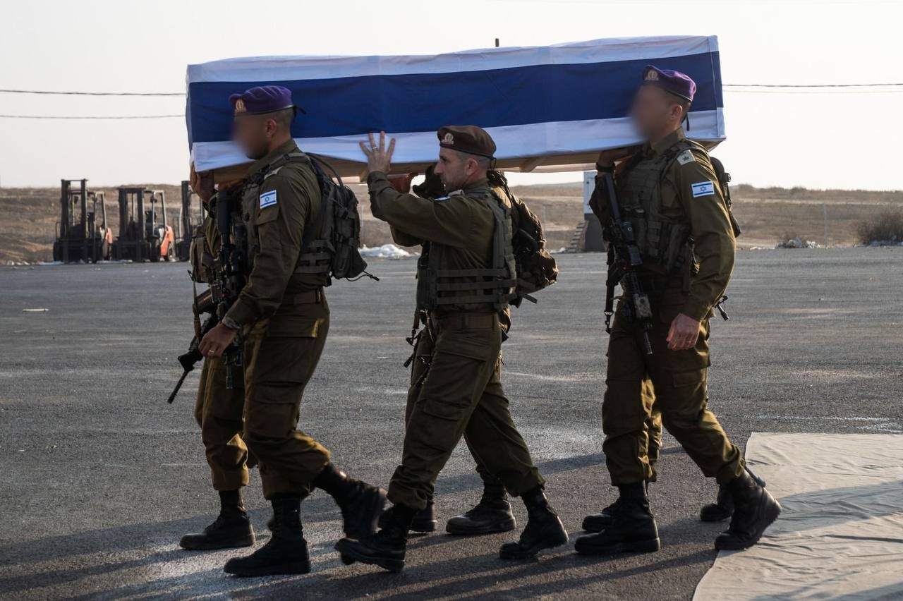 استقبال نعش هدار غولدن ومرافقته إلى إسرائيل.. (صورة: المتحدث باسم الجيش الإسرائيلي)