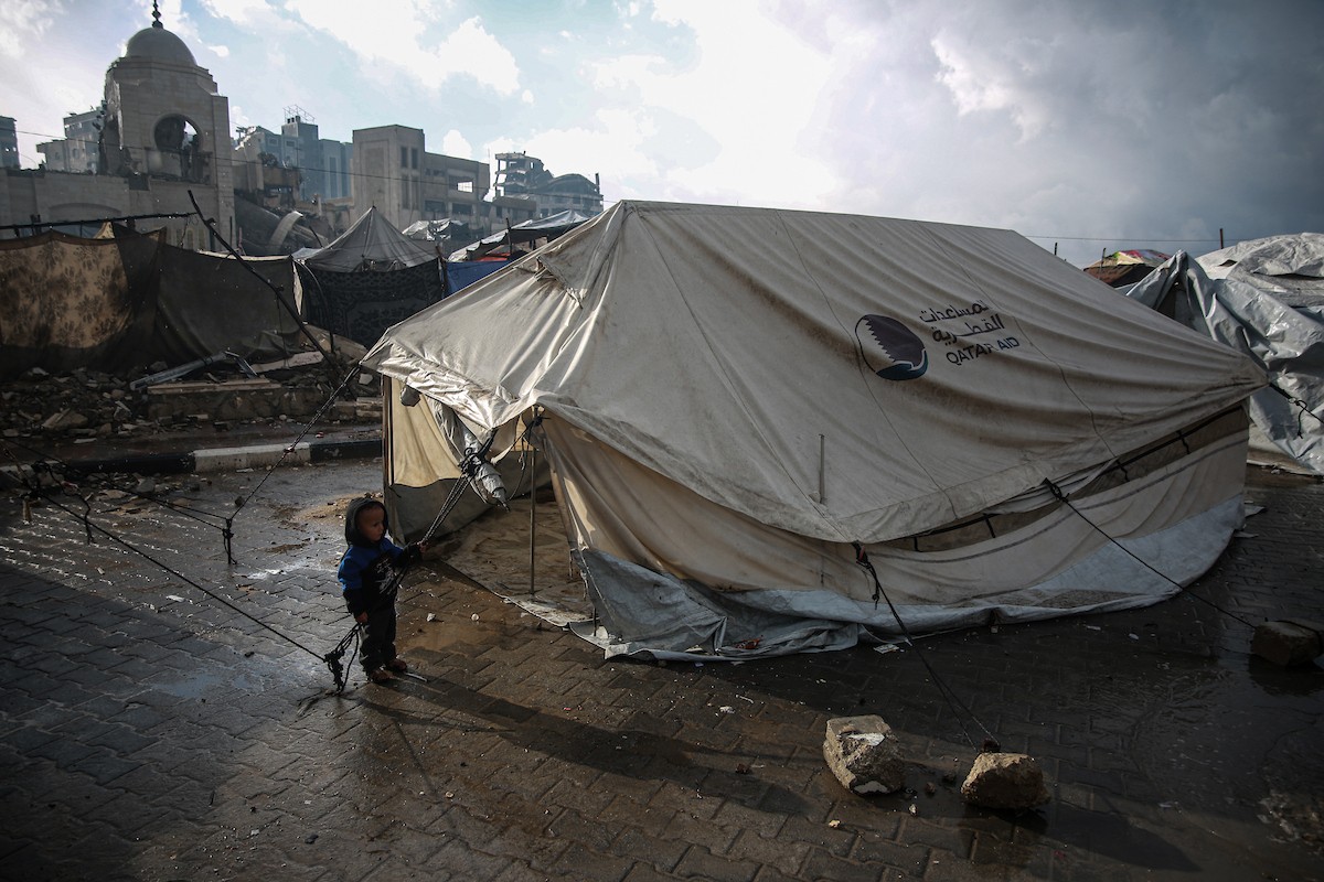 منظر لخيام النازحين في ميناء غزة بعد أن غمرتها مياه الأمطار، مخلفةً بركًا من الماء والطين في أنحاء مدينة غزة، 14 نوفمبر/تشرين الثاني 2025