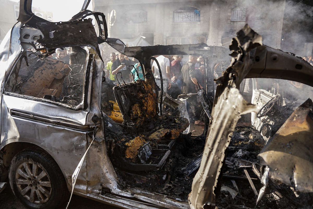 فلسطينيون وفرق الدفاع المدني ينتشلون ضحايا سقطوا في غارات جو (5).jpg