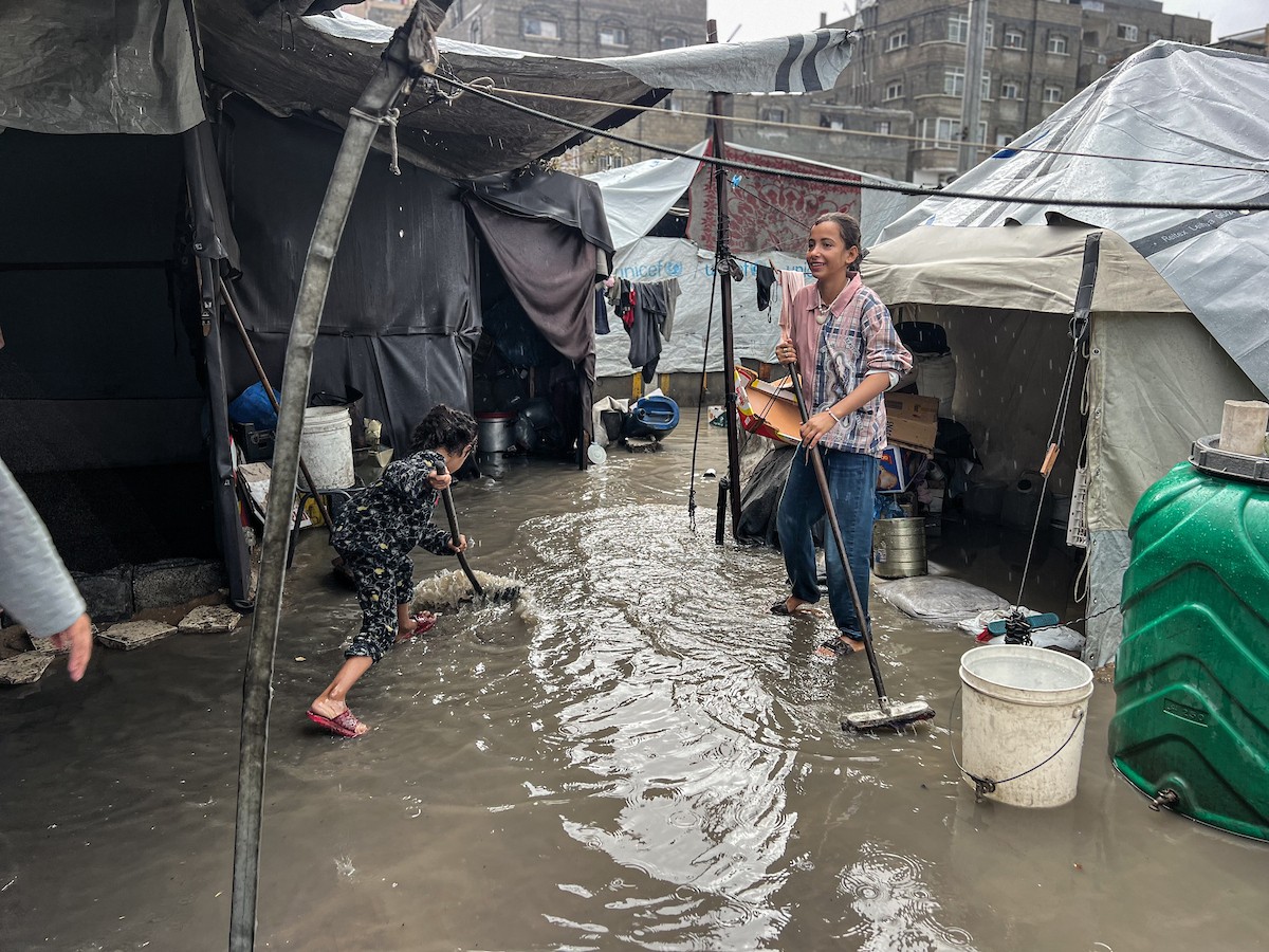 أغرقت الأمطار الغزيرة العديد من خيام النازحين الفلسطينيين في مخيم النصيرات، وسط قطاع غزة (19).jpg