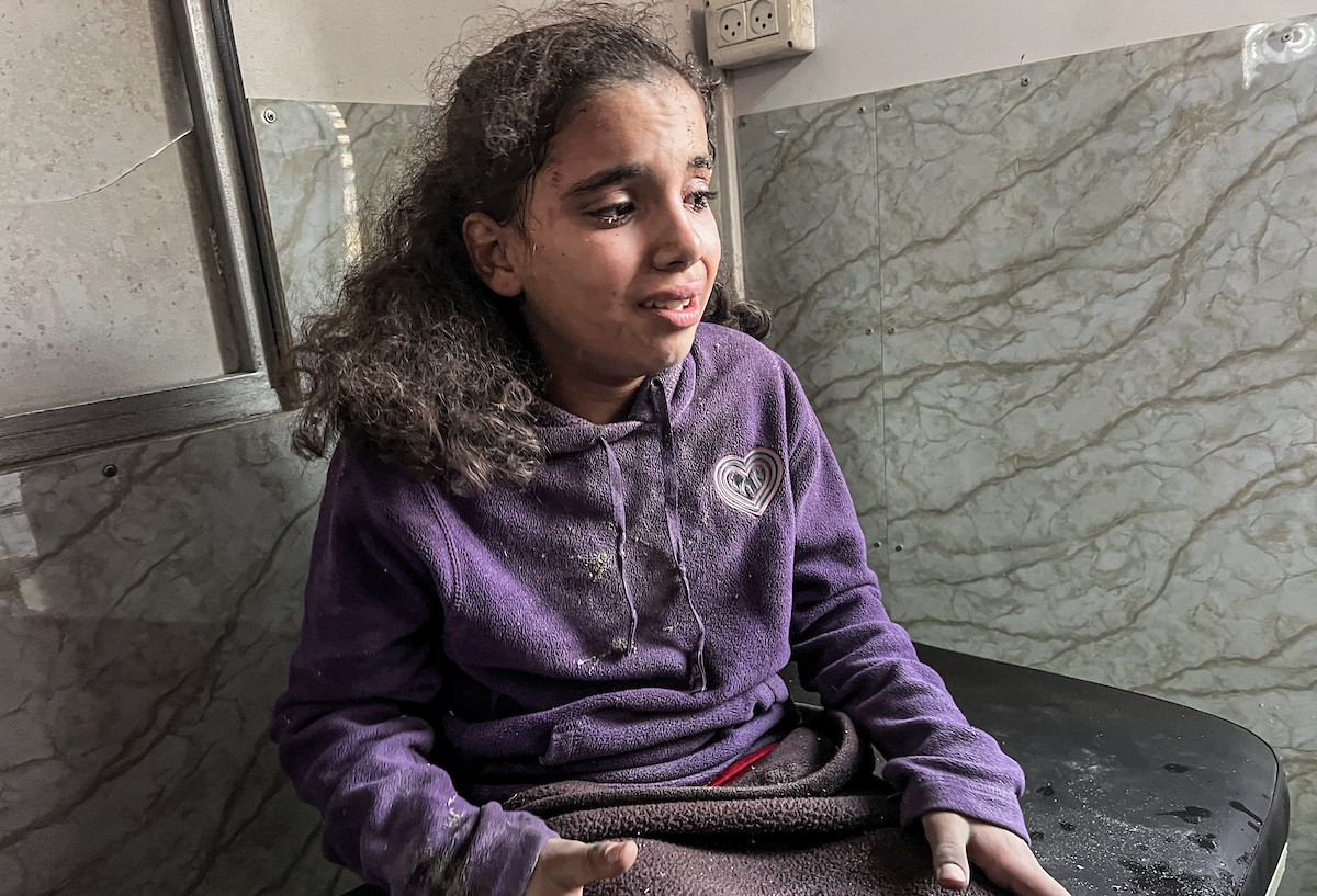 يتم نقل الجرحى الفلسطينيين بمن فيهم الأطفال إلى المستشفيات لتلقي العلاج بعد أن شن جيش الاحتلال الإسرائيلي هجمات على عدة مناطق في قطاع غزة على الرغم من وقف إطلاق النار، مستهدفًا مبنى تابعًا لعائلة أبو شاويش في مخيم ا (2).jpg