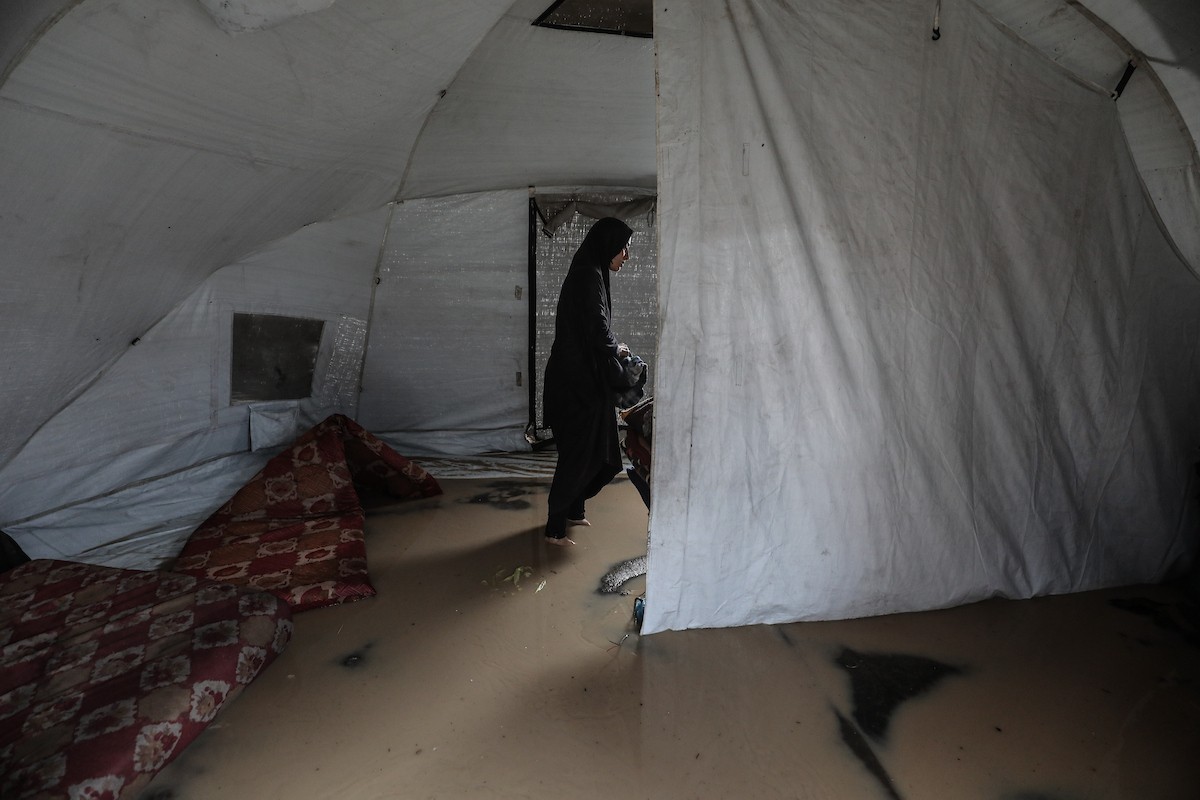أغرقت الأمطار الغزيرة العديد من خيام النازحين الفلسطينيين في مخيم البريج، وسط قطاع غزة، في 25 نوفمبرتشرين الث.jpg