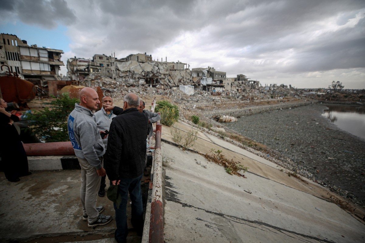 وفد من الأمم المتحدة يتفقد حوض تجميع مياه الصرف الصحي في حي الشيخ رضوان