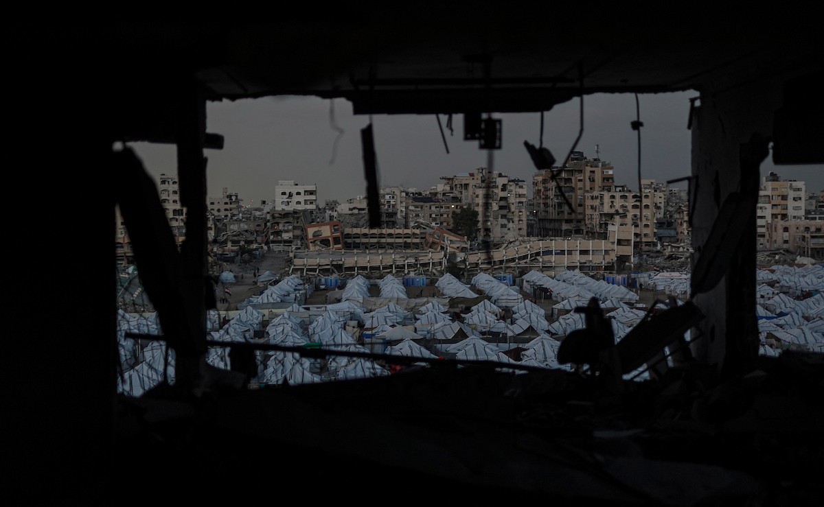 خيام النزوح المنتشرة وسط الدمار في شمال مدينة غزة في 30 نوفمبر/تشرين الثاني 2025