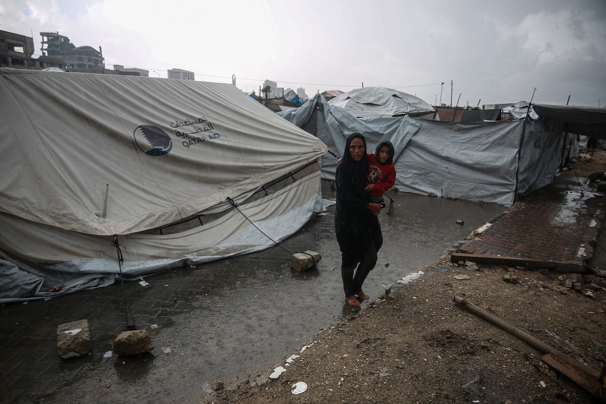 منظر لخيام النازحين في ميناء غزة بعد أن غمرتها مياه الأمطار، مخلفةً بركًا من الماء والطين في أنحاء مدينة غزة، 14 نوفمبر/تشرين الثاني 2025