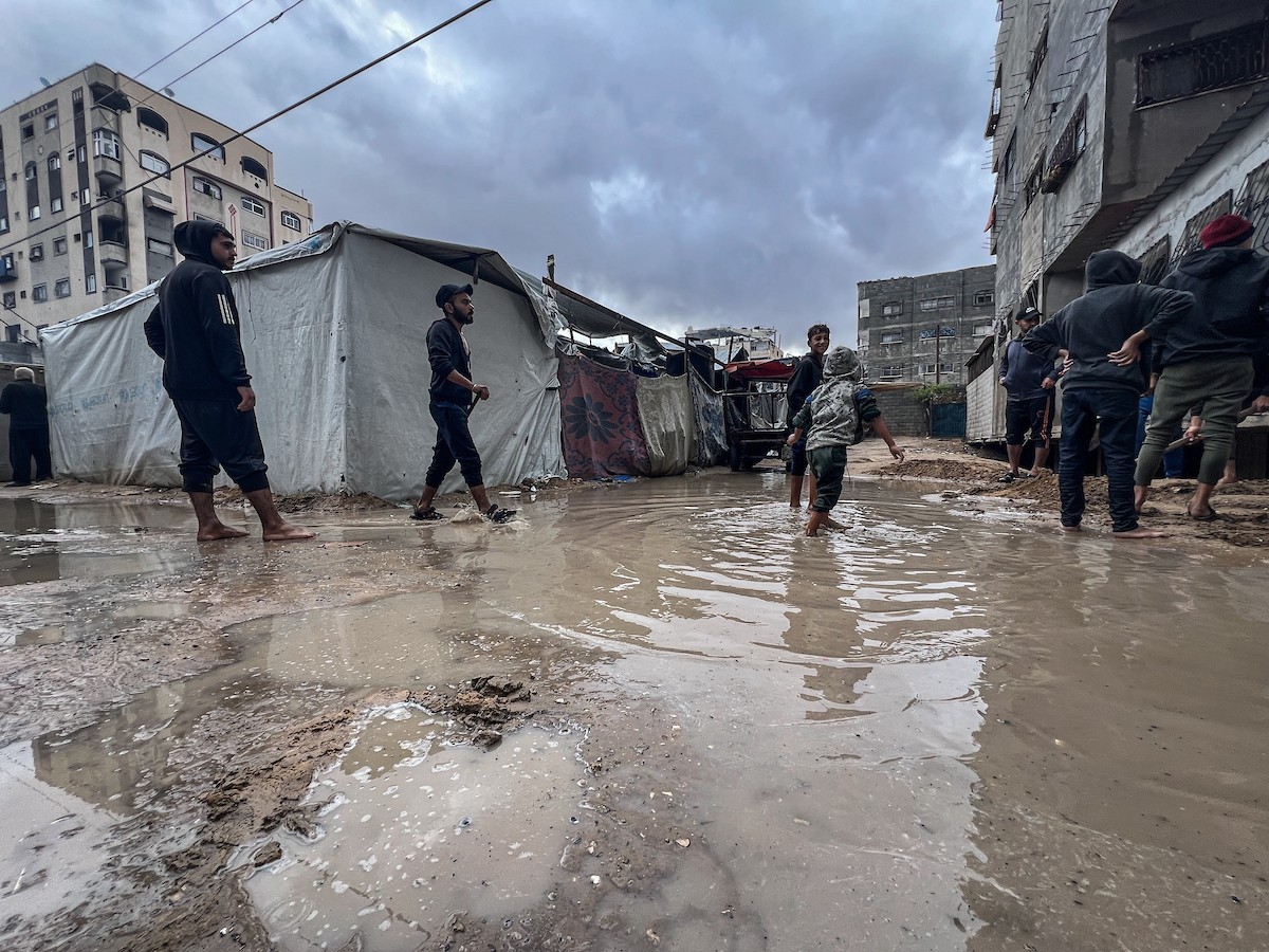 أغرقت الأمطار الغزيرة العديد من خيام النازحين الفلسطينيين في مخيم النصيرات، وسط قطاع غزة.jpg