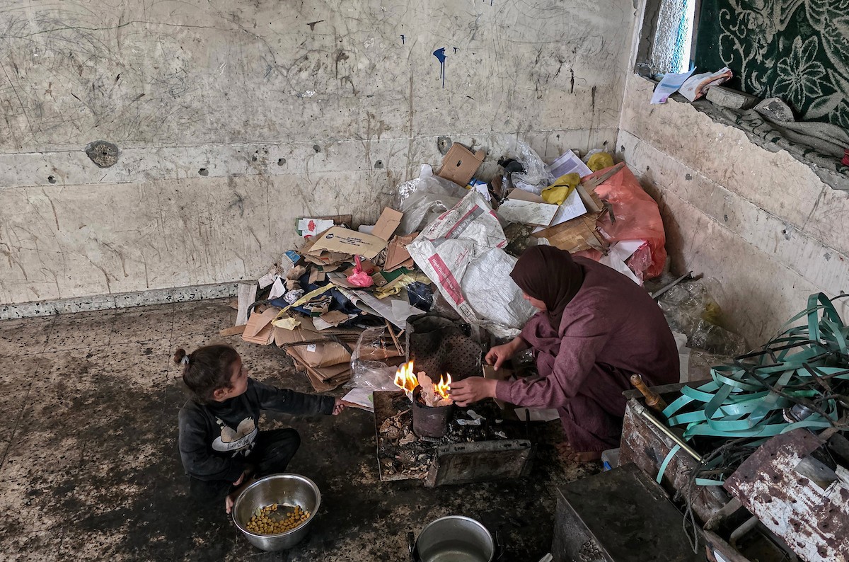 امرأة فلسطينية تأوي مع أطفالها داخل مدرسة مدمرة قرب خط التماس الخط الأصفر شرق خان يونس (4).jpg