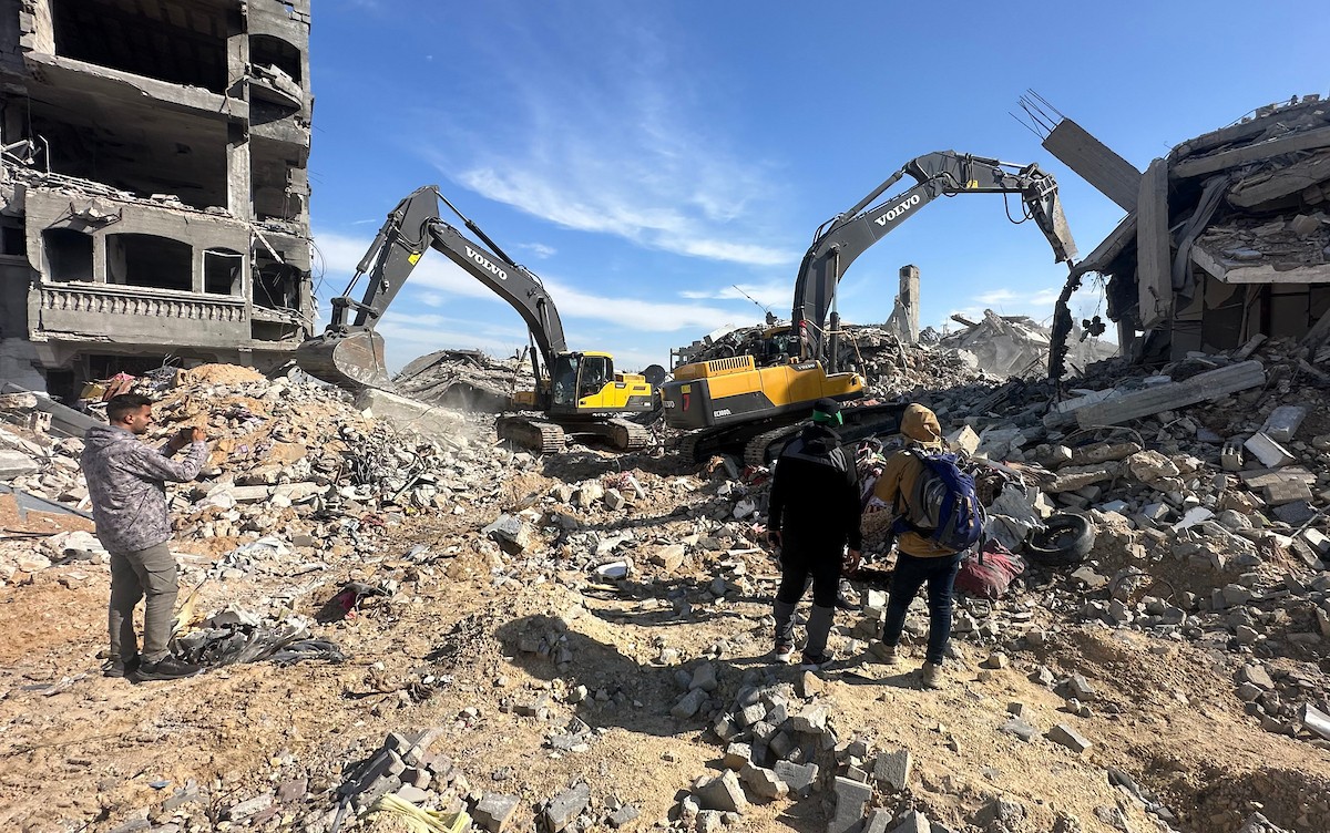 مسلحون من الجهاد الإسلامي وحماس يبحثون عن رفات رهائن إسرائيليين متوفين في بيت لاهيا، شمال قطاع غزة، الأربعاء 3 ديسمبر/كانون الأول 2025