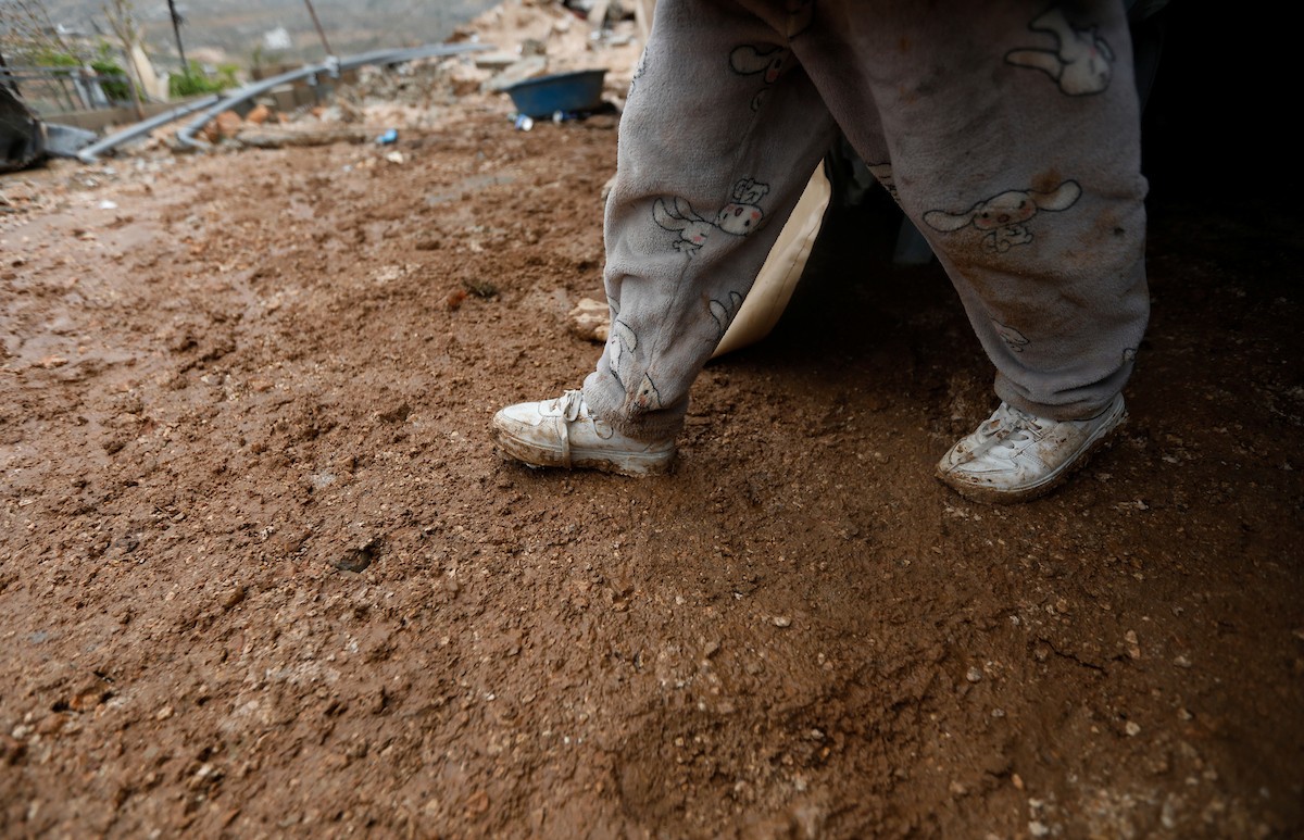 مياه الأمطار تغمر خيمة عائلة حرب التي أقامتها على أنقاض منزلهم الذي هدمه الجيش الإسرائيلي في 9 ديسمبر، في منطقة خلات الفرا، غرب يطا، جنوب الخليل، 29 ديسمبر/كانون الأول 2025. تصوير: مأمون وزواز