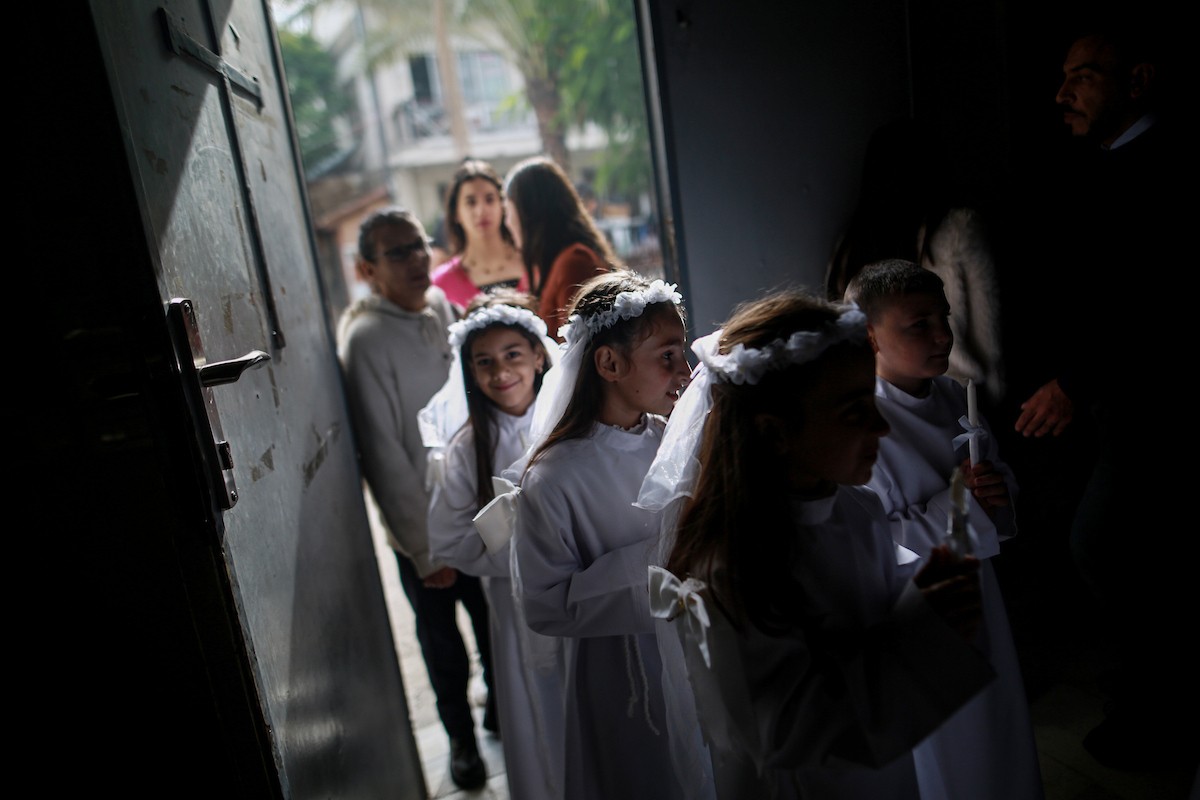 بطريرك اللاتين في القدس الكاردينال بييرباتيستا بيتسابالا يترأس قداس عيد الميلاد في غزة يوم الأحد 21 ديسمبر/كانون الأول 2025.تصوير: عمر أشتوي