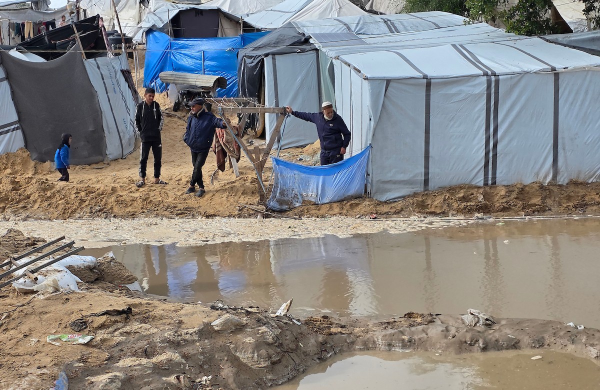 يُكافح الفلسطينيون النازحون، المقيمون في خيام مؤقتة، من أجل البقاء في ظل ظروف قاسية، حيث تجتاح الأمطار والعواصف الشديدة منطقة المواصي، غرب خان يونس، جنوب قطاع غزة، في 28 ديسمبر/كانون الأول 2025. (صورة: طارق محمد)