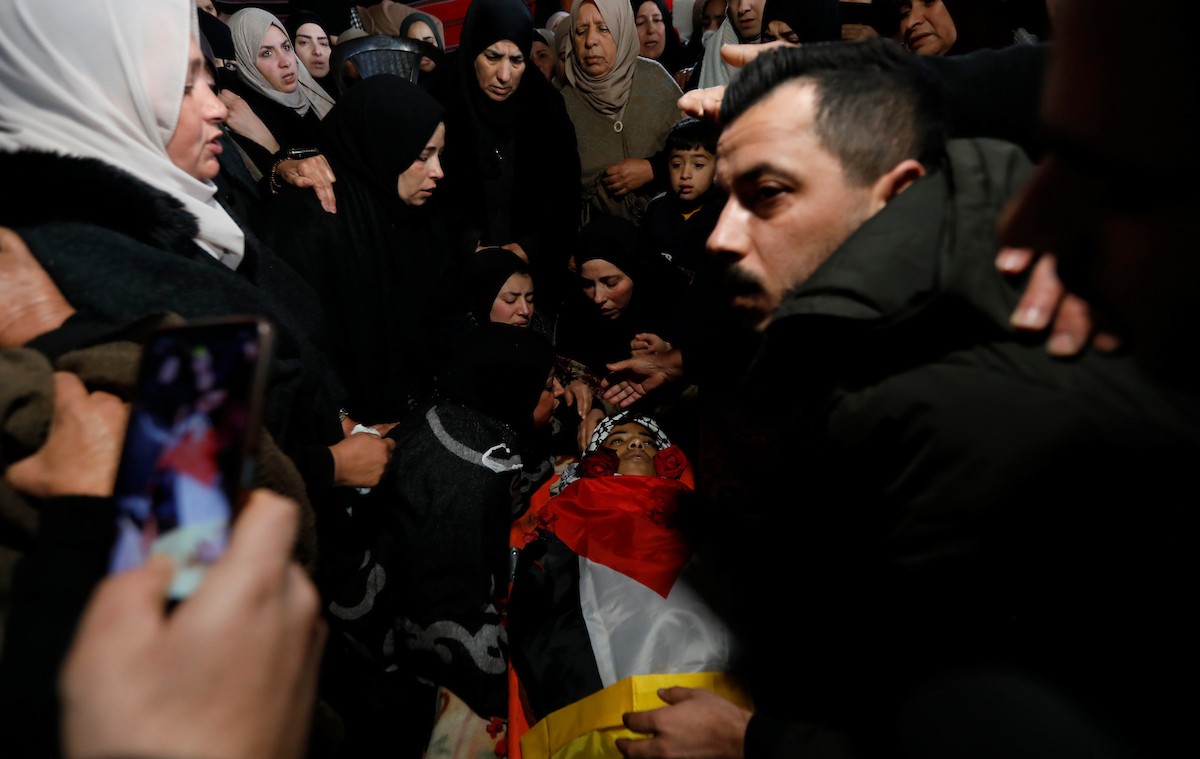 شارك فلسطينيون في موكب جنازة عمار ياسر صباح في بلدة توقوع، قرب بيت لحم في الضفة الغربية، بعد وفاته متأثراً بجراحه إثر إصابته برصاص القوات الإسرائيلية