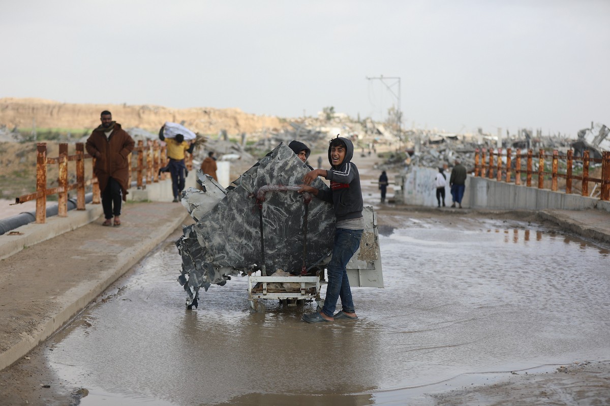 فتح الجيش الإسرائيلي مجرى وادي غزة، مما أدى إلى ارتفاع منسوب المياه إلى مستوى الجسر. وقد فاقم هذا الوضع معاناة العائلات النازحة التي كانت تقيم في خيام بالمنطقة بعد أن فاض الوادي وجرف خيامها، 29 ديسمبر/كانون الأول 2025. صورة: رمزي أبو عامر