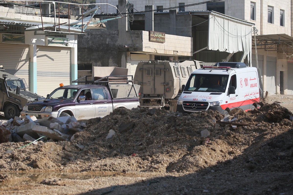 فلسطينيون يحملون أمتعتهم بعد إجبارهم على مغادرة منازلهم على يد القوات الإسرائيلية خلال مداهمة مخيم نور شمس للاجئين في طولكرم، بالضفة الغربية المحتلة، في 17 ديسمبركانون الأول 2025. صورة محمد ناصر
