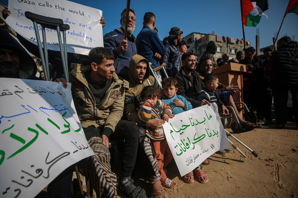 وقفة احتجاجية في غزة تطالب بتسريع جهود إعادة الإعمار وإدخال بيوت متنقلة بدلاً من الخيام التي لا تصلح للسكن في ظلّ موجة المنخفض الجوي التي تؤثر على قطاع غزة، 17 ديسمبر/كانون الأول 2025.صور: عمر أشتوي