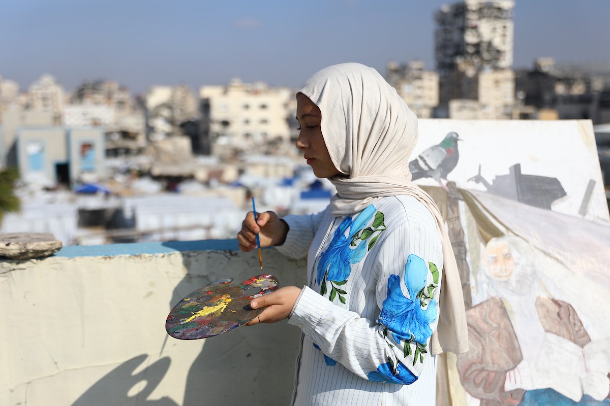 الطفلة النازحة سارة سعدة (14 عامًا) تمارس شغفها الفني بالرسم في خيمتها بمدينة غزة،23 ديسمبر/كانون الأول 2025 تصوير: عمر أشتوي