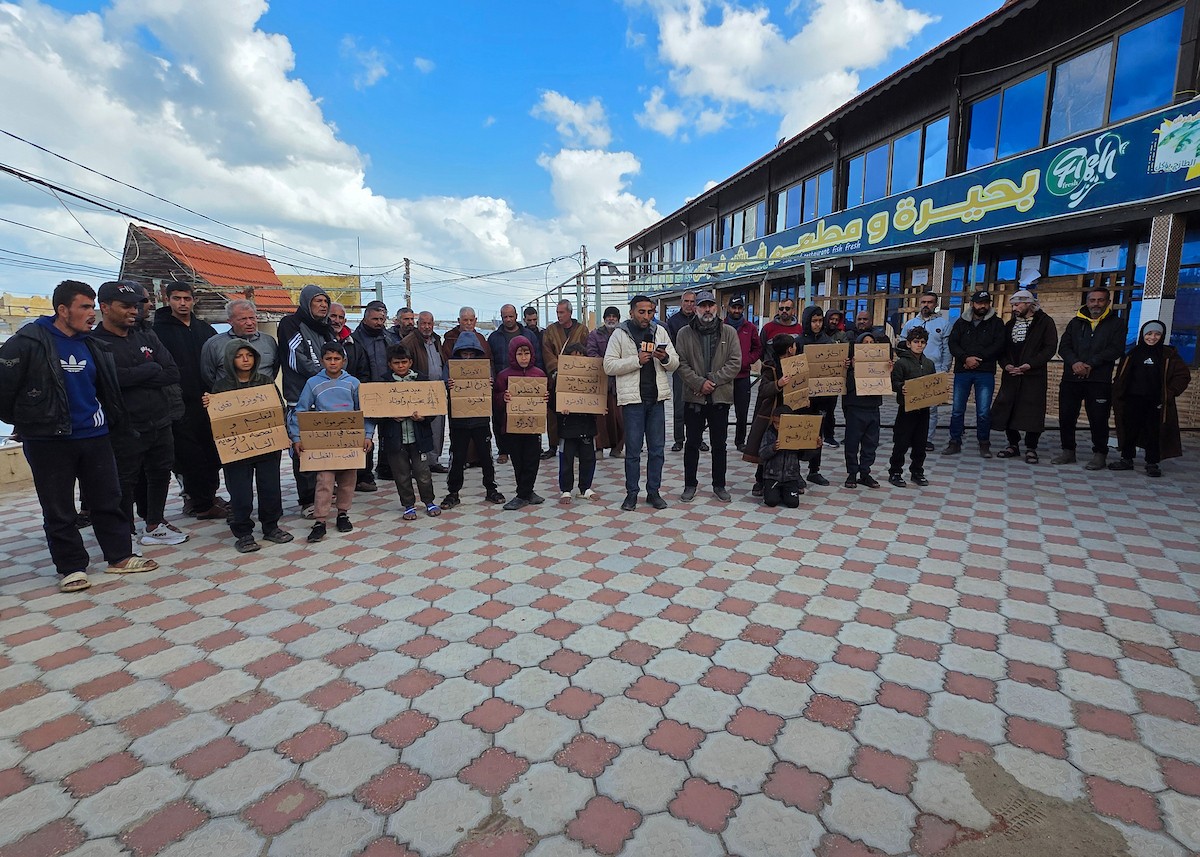 اعتصامٌ نظّمه ائتلاف رفح للنازحين أمام مقرّ الأونروا في منطقة فاش فرش، غرب رفح، للمطالبة بتفعيل الوكالة لدورها الإنساني، ولتسليط الضوء على معاناة النازحين ومطالبهم العادلة. رفح، جنوب قطاع غزة، 28 ديسمبر/كانون الأول 2025. تصوير: طارق محمد (APA ).