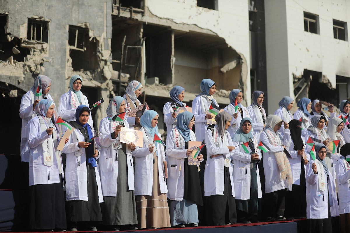 حفل تخرج للأطباء الحاصلين على البورد الفلسطيني في ساحة  الشفاء بمدينة غزة، 25 ديسمبر/كانون الأول 2025.تصوير: عمر أشتوي