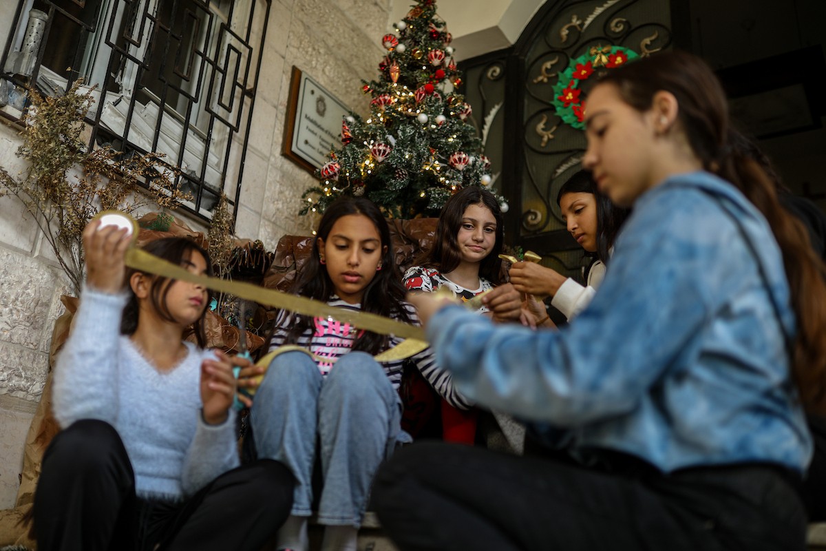 المسيحيون الفلسطينيون يزينون كنيسة دير اللاتين في مدينة غزة، في ظل الظروف الصعبة التي يمر بها القطاع المحاصر، استعدادًا لاحتفالات رأس السنة، ويواصلون استعداداتهم رغم الصعوبات التي يواجهها. 9 ديسمبر/كانون الأول 2025. تصوير: عمر أشتوي