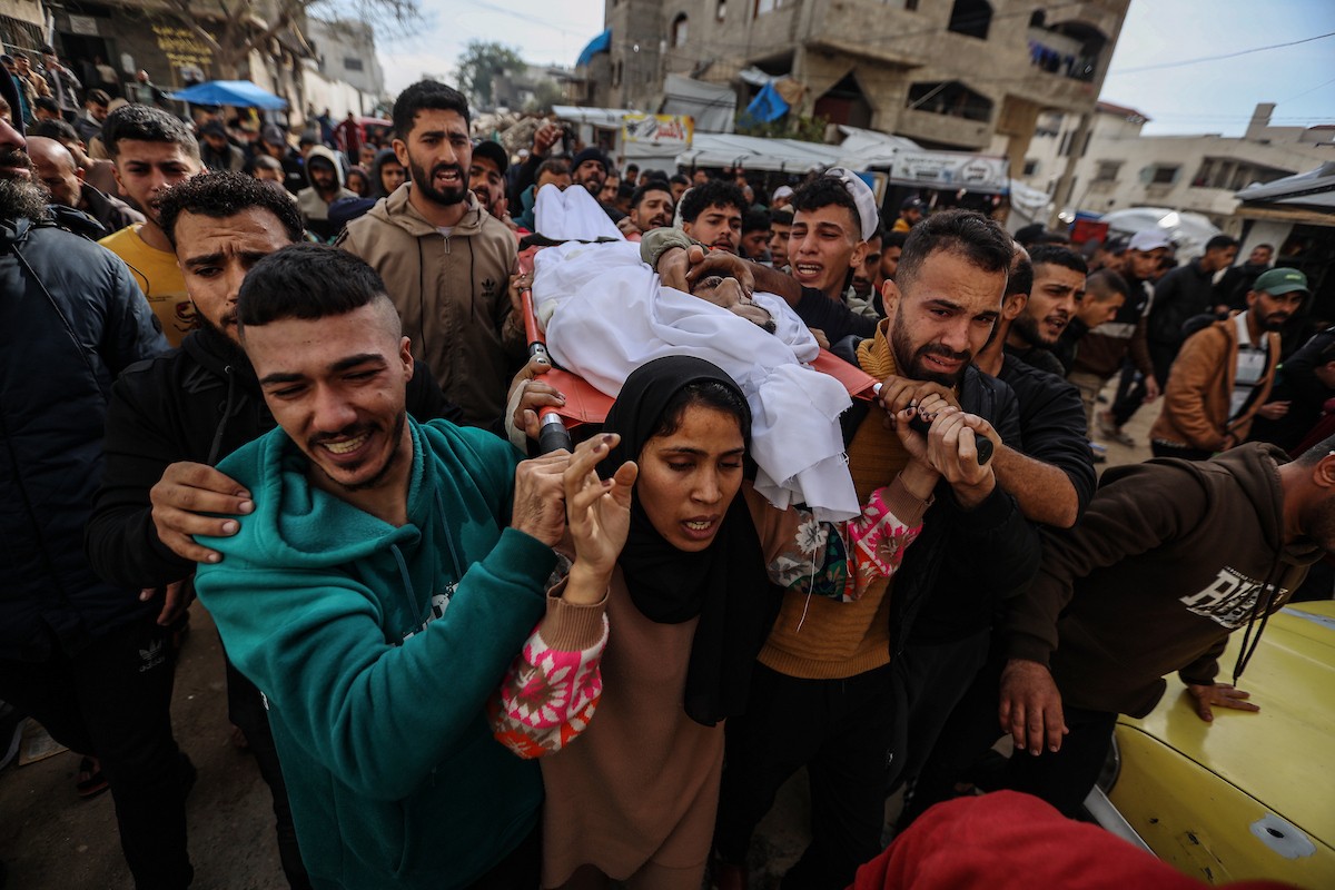 ودّع مواطنون فلسطينيون جثمان محمد بكر (35 عامًا)، وهو صياد، بعد استشهاده بنيران البحرية الإسرائيلية التي استهدفت قوارب صيد قبالة سواحل مدينة غزة، في 30 ديسمبر/كانون الأول 2025. صورة: عمر أشتوي