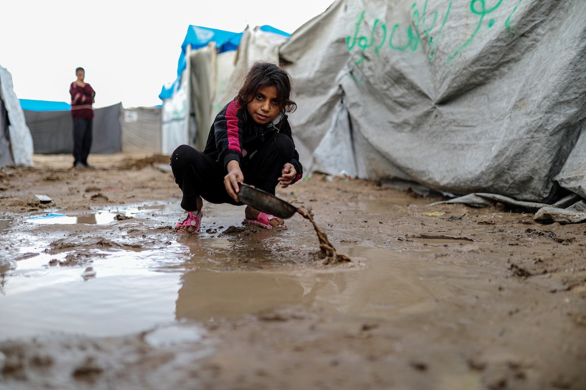 يُعاني النازحون الفلسطينيون من الفيضانات التي اجتاحت خيامهم إثر هطول أمطار غزيرة في غزة، 11 ديسمبر/كانون الأول 2025.