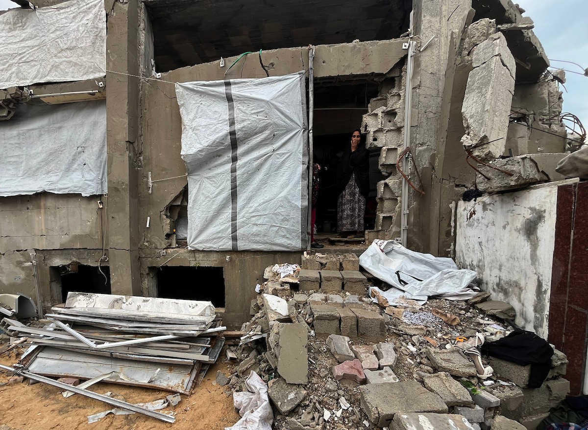 يعيش أشرف وشادية السرساوي مع أحفادهما العشرة داخل خيمة مؤقتة نُصبت في مبنى غير آمن إنشائياً غرب مدينة غزة، وسط تدهور الأوضاع الإنسانية.18 ديسمبر/كانون الأول 2025. صورة: مطر الزاق