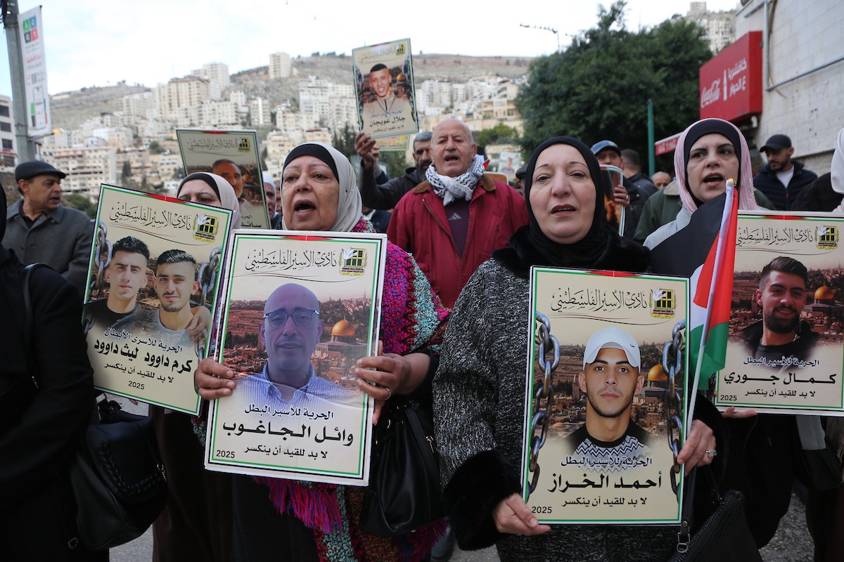 وقفة احتجاجية في نابلس تطالب بالإفراج الأسرى وعدم المساس برواتبهم، 30 ديسمبر/كانون الأول 2025. تصوير: محمد ناصر