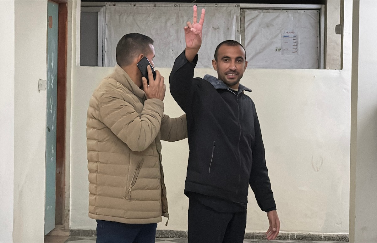 ُنقل أسرى فلسطينيون أُفرج عنهم من قبل الجيش الإسرائيلي إلى مستشفى شهداء الأقصى لإجراء فحوصات طبية، دير البلح، بتاريخ 17 ديسمبر/كانون الأول 2025. (صورة: أحمد إبراهيم/وكالة الأنباء الفلسطينية)