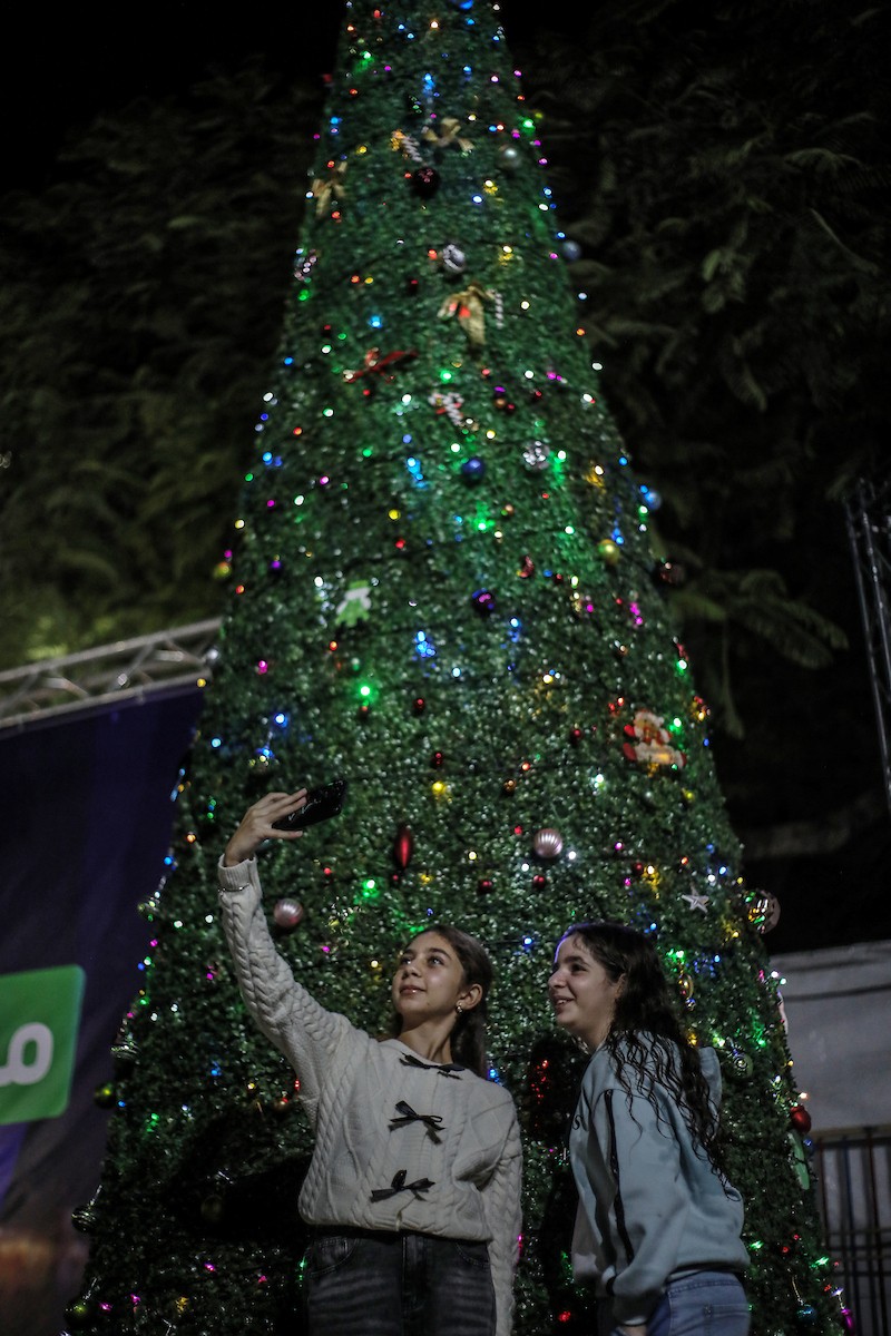 مسيحيون فلسطينيون يحضرون قداس عيد الميلاد في الدير اللاتيني بمدينة غزة في 24 ديسمبر/كانون الأول 2025. صورة: عمر أشتوي