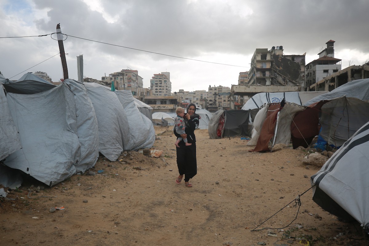 تعيش عائلات فلسطينية نازحة في خيام مهترئة غرب مدينة غزة، 28 ديسمبر/كانون الأول 2025. تصوير: عمر أشتوي