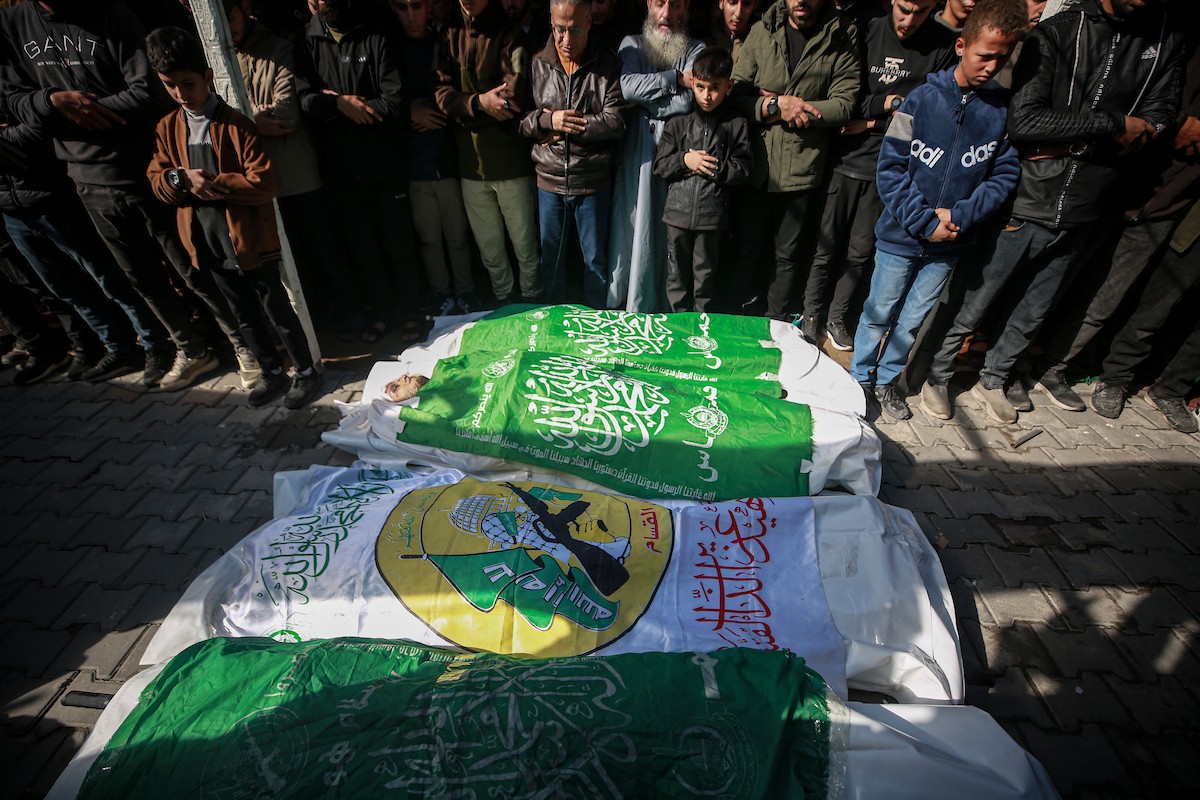 شارك فلسطينيون في موكب جنازة رائد سعيد، القائد البارز في كتائب عز الدين القسام، الجناح العسكري لحركة حماس، وثلاثة من معاونيه، الذين قُتلوا في غارة جوية إسرائيلية في اليوم السابق، في 14 ديسمبر/كانون الأول 2025