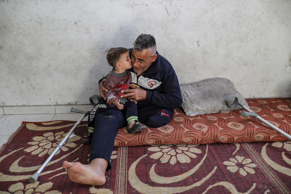 مجدي ريحان، الفلسطيني مبتور الساق، البالغ من العمر 44 عامًا، يعيش مع أطفاله الأربعة في مخيم جباليا شمال غزة بعد استشهاد (10).jpg