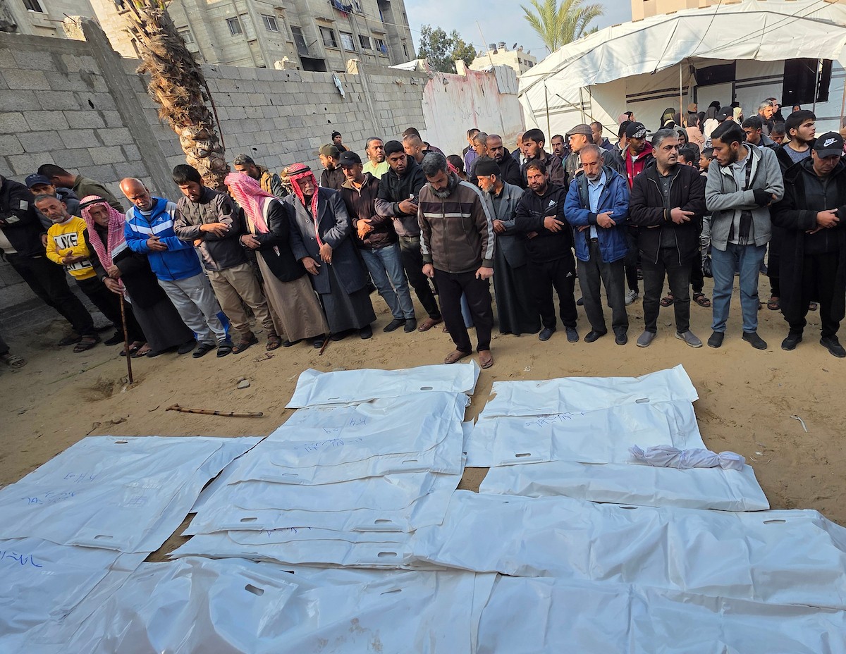 شارك فلسطينيون في جنازة 25 فلسطينياً، بينهم الصحفية هبة العبادلة، الذين فقدوا أرواحهم بعد استهداف منازلهم في غارة جوية إسرائيلية، ثم انتشالهم لاحقاً من تحت الأنقاض، في خان يونس، جنوب قطاع غزة، في 26 ديسمبر/كانون الأول 2025. (صورة: طارق محمد)