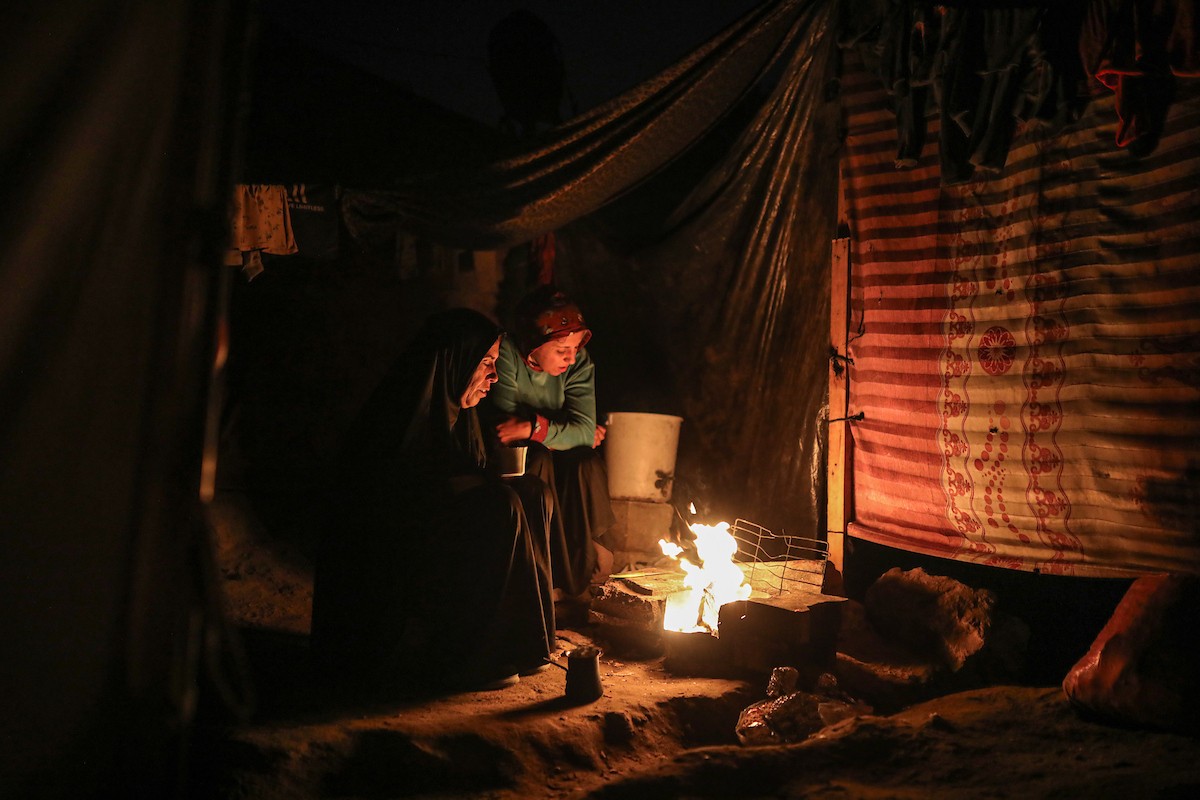 يعيش الفلسطينيون حياتهم اليومية الصعبة ليلاً في خيام نصبت في شوارع مدينة غزة، 5 ديسمبر/كانون الأول 2025.تصوير: عمر أشتوي