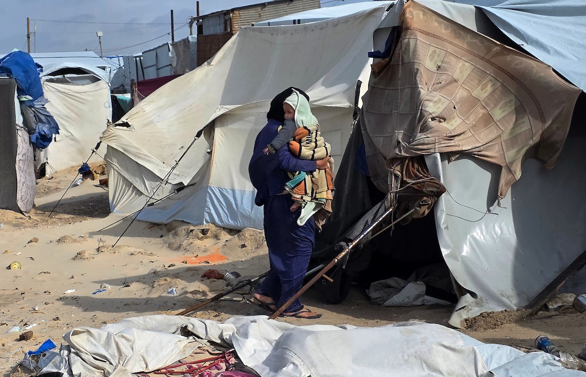 تواجه آلاف العائلات التي تعيش في خيام على شاطئ المواصي في خان يونس، جنوب قطاع غزة، مأساة إنسانية بعد أن جرفت مياه البحر خيامها، تاركةً الأطفال والنساء بلا مأوى.، 29 ديسمبر/كانون الأول 2025.صورة: طارق محمد