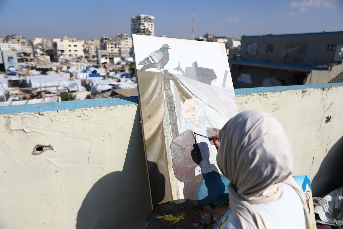 الطفلة النازحة سارة سعدة (14 عامًا) تمارس شغفها الفني بالرسم في خيمتها بمدينة غزة،23 ديسمبر/كانون الأول 2025 تصوير: عمر أشتوي