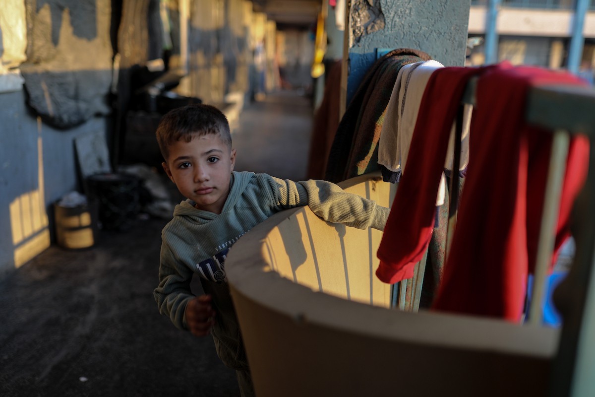 يواصل الفلسطينيون حياتهم اليومية في ظل ظروف صعبة في مدارس الأونروا بمدينة غزة في الأول من ديسمبر/كانون الأول 2025