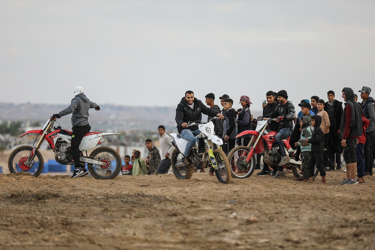 شبان فلسطينيون يركبون الدراجات النارية على الكثبان الرملية في بلدة الزهراء، بعد انقطاع دام عامين عن هذه الرياضة بسبب الحرب واحتلال الجيش الإسرائيلي للمنطقة المعروفة سابقا بمحور