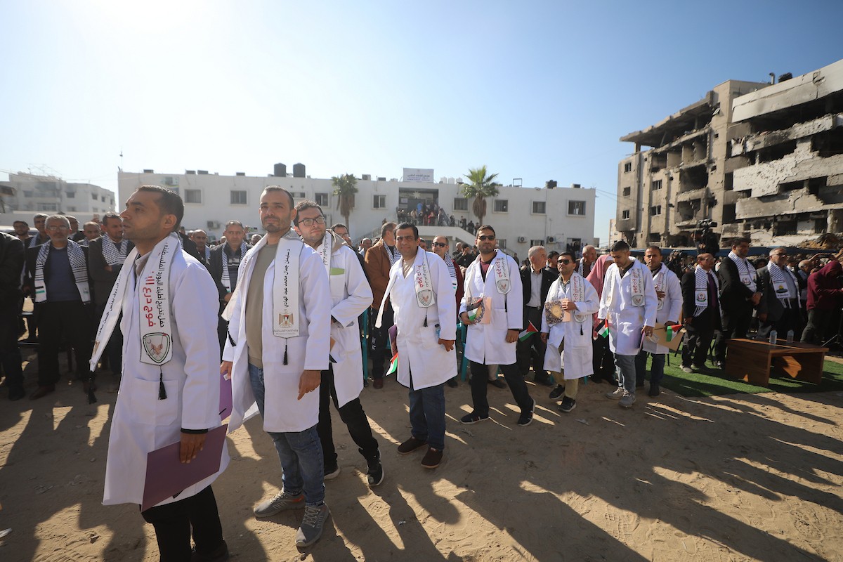 حفل تخرج للأطباء الحاصلين على البورد الفلسطيني في ساحة  الشفاء بمدينة غزة، 25 ديسمبر/كانون الأول 2025.تصوير: عمر أشتوي