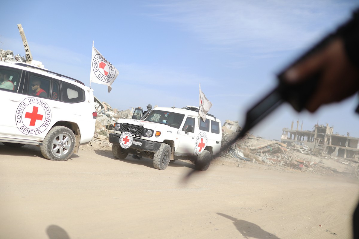 فرق من كتائب القسام ومسؤولون من الصليب الأحمر إلى جانب آليات ثقيلة تابعة لمصر،تجري عمليات بحث في حي الزيتون بمدينة غزة، لاستعادة جثة إسرائيلي في 8 ديسمبر/كانون الأول 2025. تصوير: عمر أشتوي