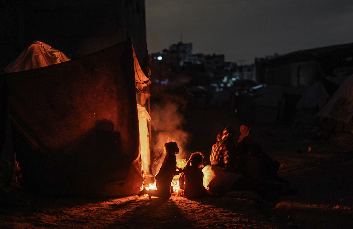 يعيش الفلسطينيون حياتهم اليومية الصعبة ليلاً في خيام نصبت في شوارع مدينة غزة، 5 ديسمبر/كانون الأول 2025.تصوير: عمر أشتوي