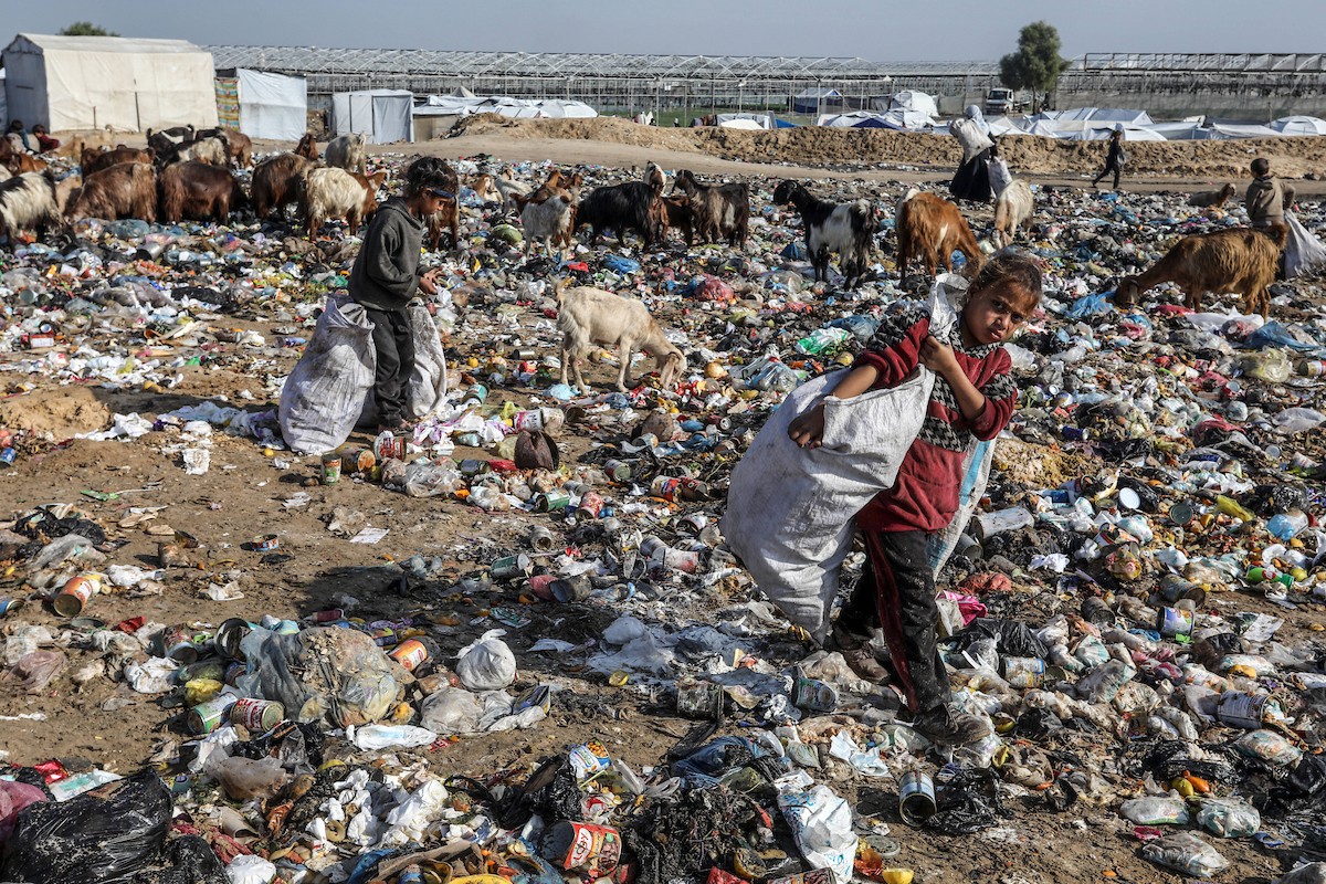 ١٣ ديسمبر/كانون الأول ٢٠٢٥، الأراضي الفلسطينية، نازحون فلسطينيون يبحثون في القمامة في مكب النفايات شمال خان يونس، بحثًا عن البلاستيك أو الورق لإشعال النار للطهي، بسبب انقطاع الغاز. ( عبد رحيم خطيب/وكالة الأنباء الألمانية عبر زوما برس)