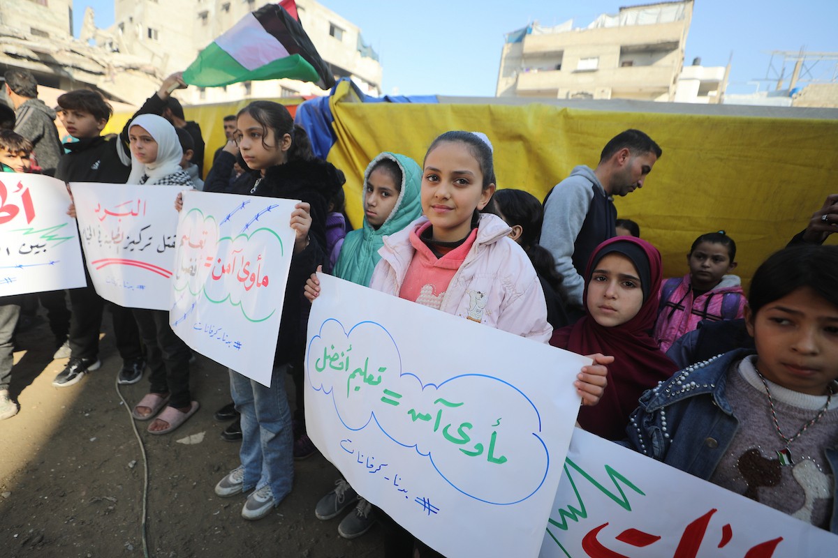 شارك أطفال فلسطينيون في احتجاج بمدينة غزة، مطالبين ببيئة تعليمية آمنة وكريمة بدلاً من الخيام التي يتلقون فيها دروسهم حالياً، ديسمبر/كانون الأول 2025. تصوير: عمر أشتوي