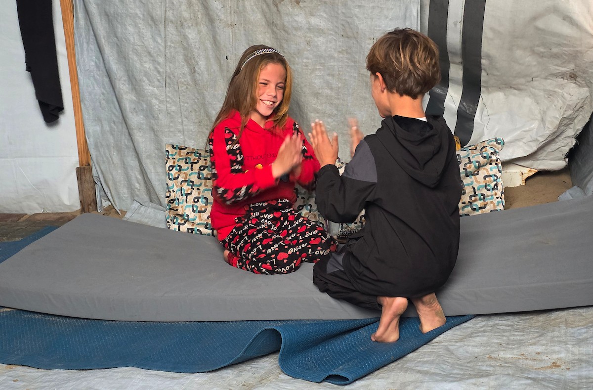 أطفالٌ نجوا من الحرب، تيتموا عن آبائهم وأمهاتهم، يتطلعون إلى عام ٢٠٢٦ بأملٍ كبير، حاملين أحلامًا بسيطة بسلامٍ آمنٍ ودائم، خان يونس، جنوب قطاع غزة، ٣٠ ديسمبر ٢٠٢٥، تصوير: طارق محمد (APA )