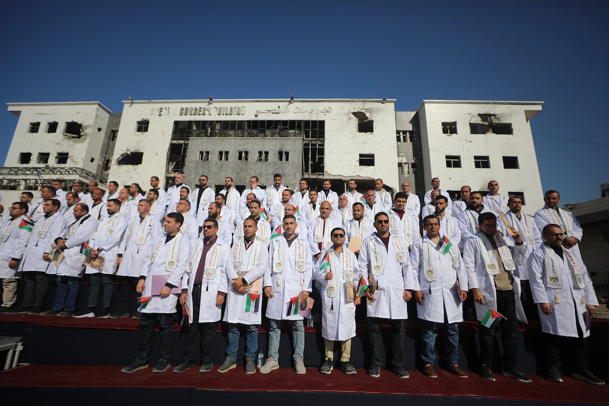 حفل تخرج للأطباء الحاصلين على البورد الفلسطيني في ساحة  الشفاء بمدينة غزة، 25 ديسمبر/كانون الأول 2025.تصوير: عمر أشتوي