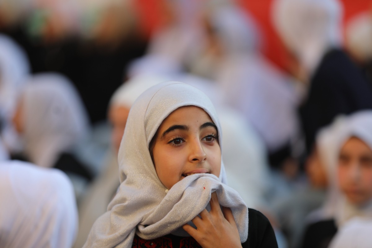 شارك صبية وفتيات في حفل تكريم لحافظي القرآن الكريم في مخيم الشاطئ للاجئين غرب مدينة غزة، حيث تم تكريم 500 حافظ للقرآن، 25 ديسمبر/كانون الأول 2025. تصوير: عمر أشتوي